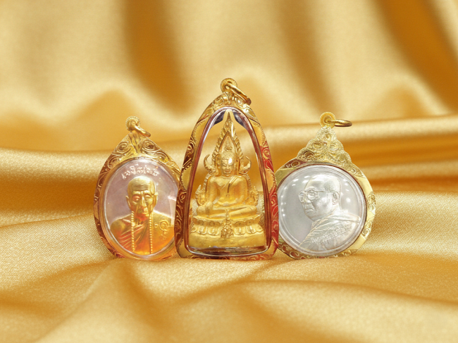 เจาะลึกประเภทการเลี่ยมกรอบพระ ทองแท้ ไมครอน พลาสติก ต่างกันอย่างไร